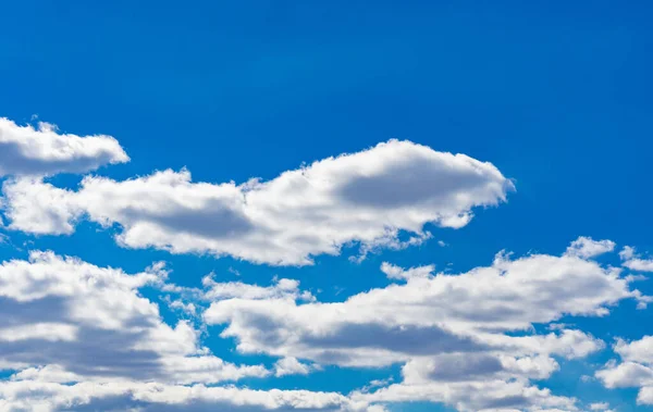 Ένας Όμορφος Γαλάζιος Ουρανός Γεμάτος Φωτεινά Άσπρα Σύννεφα Που Φωτίζονται — Φωτογραφία Αρχείου