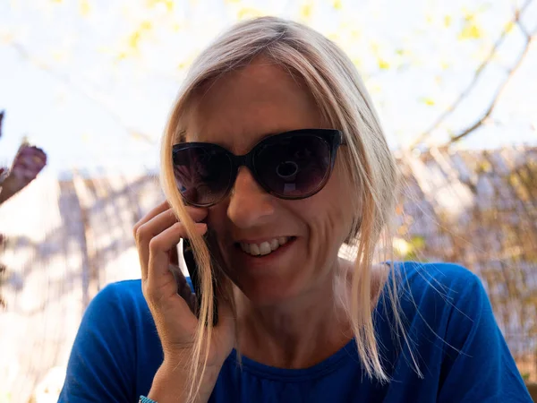 Крупный План Счастливой Блондинки Солнечных Очках Разговаривающей Телефону — стоковое фото