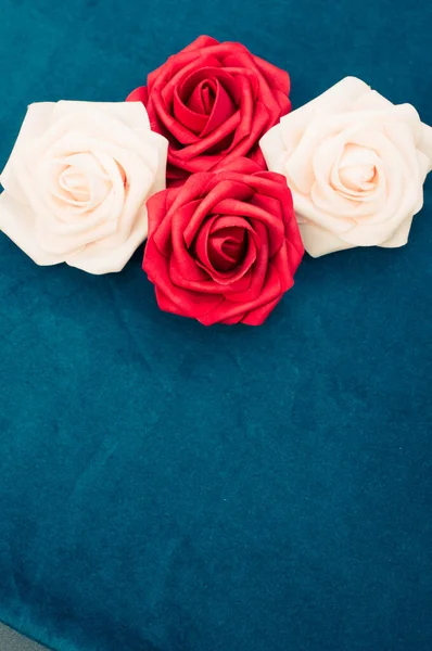 Tiro Vertical Flores Brancas Vermelhas Fundo Azul Escuro — Fotografia de Stock