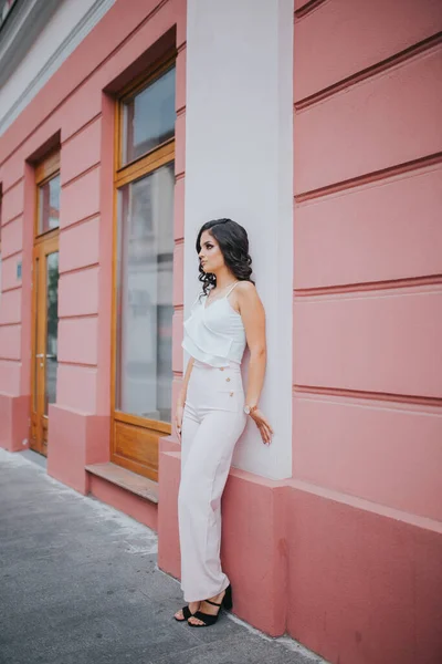 Gorgeous Caucasian Female Elegant Pink White Outfit Leaning Urban Building — 스톡 사진