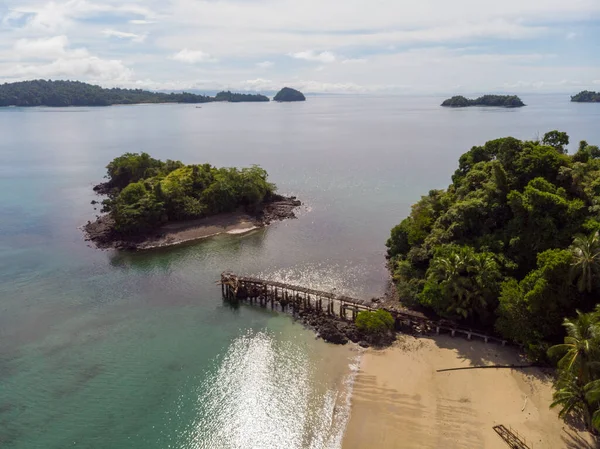 Una Vista Aerea Della Spiaggia Bagnata Dall Acqua Blu Dell — Foto Stock