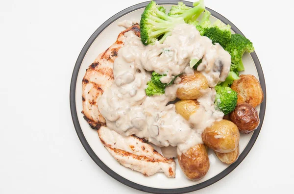 Bovenaanzicht Van Gekookt Vlees Vis Met Aardappelen Broccoli Witte Saus — Stockfoto