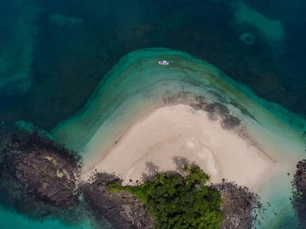 Een Antenne Uitzicht Het Strand Gewassen Door Blauw Oceaanwater Indonesië — Stockfoto