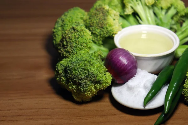 Penutup Piring Yang Dikelilingi Oleh Piknik Brokoli Dengan Sayuran Lainnya — Stok Foto