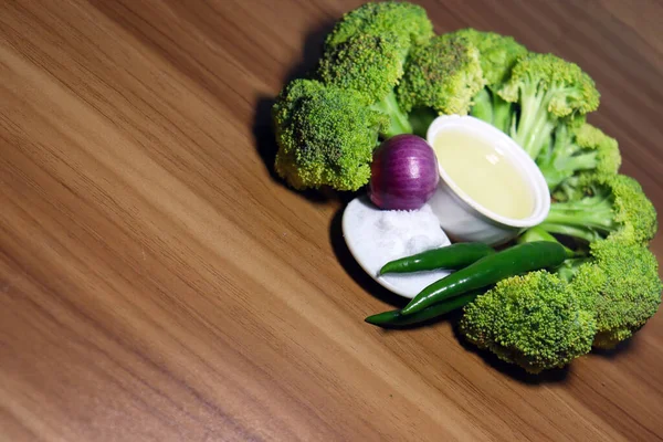 Penutup Piring Yang Dikelilingi Oleh Piknik Brokoli Dengan Sayuran Lainnya — Stok Foto