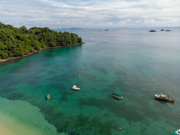 Uma Vista Aérea Praia Lavada Pela Água Azul Oceano — Fotografia de Stock