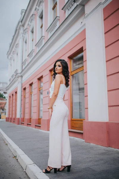 Uma Linda Mulher Caucasiana Uma Roupa Rosa Branca Elegante Fundo — Fotografia de Stock