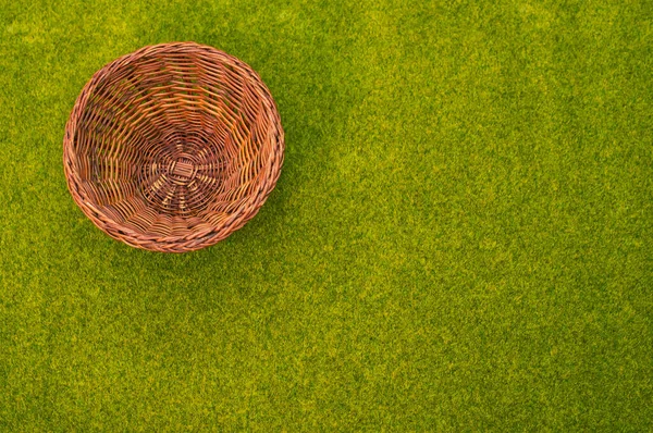 Primo Piano Cestino Paglia Sullo Sfondo Erba Verde — Foto Stock