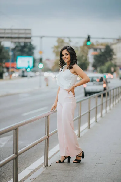 Gorgeous Caucasian Female Elegant Pink White Outfit Posing Background Street — 스톡 사진