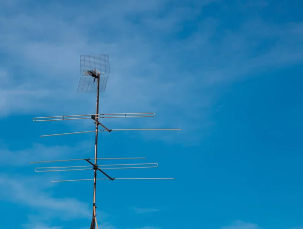 Una Antena Televisión Alta Bajo Cielo Azul Con Nubes Tenues — Foto de Stock