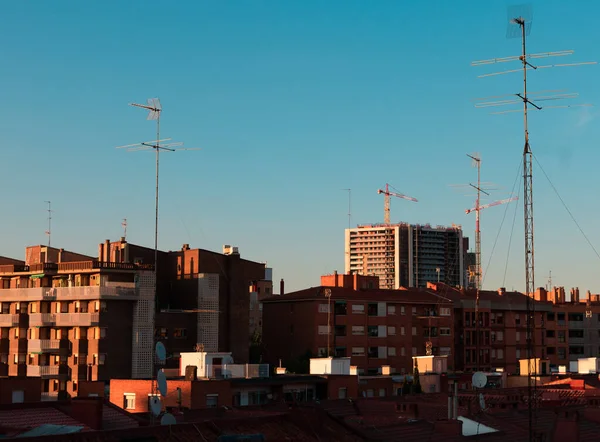 Uma Cidade Sob Claro Gradiente Céu Azul Durante Pôr Sol — Fotografia de Stock