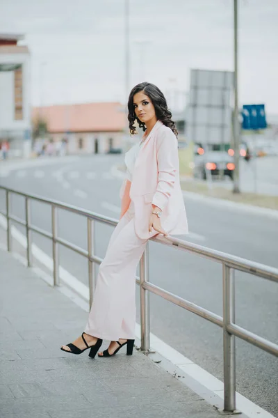 Gorgeous Caucasian Female Elegant Pink White Outfit Leaning Urban Street — 스톡 사진