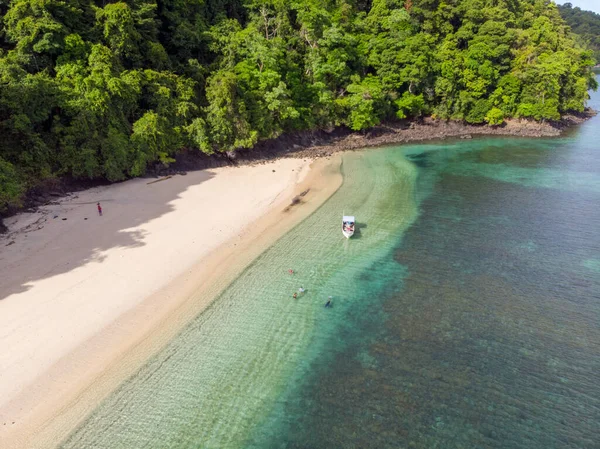 Una Vista Aerea Della Spiaggia Bagnata Dall Acqua Blu Dell — Foto Stock