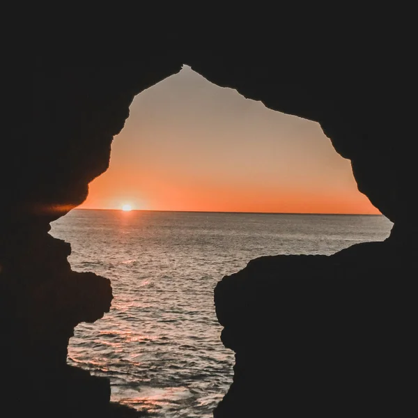 Een Prachtige Opname Van Hercules Cave Silhouet Cape Spartel Marokko — Stockfoto