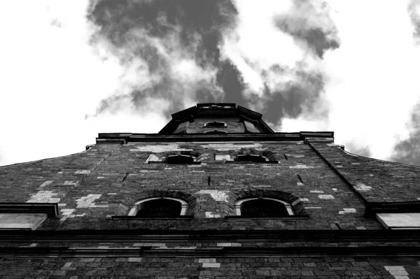 Grayscale Low Angle Shot Building Cloudy Sky — Stok fotoğraf