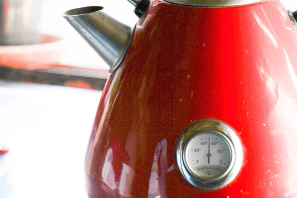 Una Tetera Roja Una Cocina — Foto de Stock