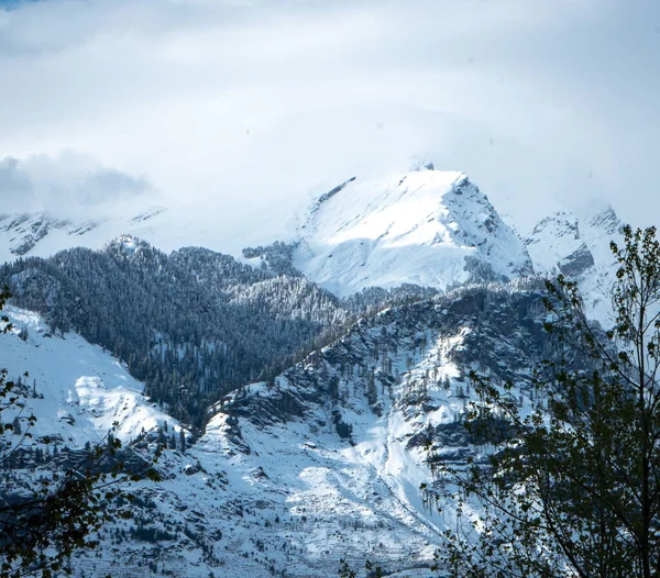 Hermoso Paisaje Con Montañas Cubiertas Nieve —  Fotos de Stock