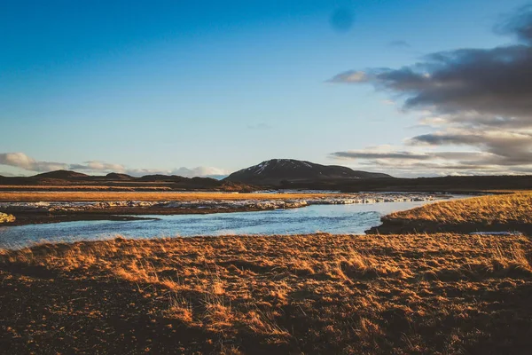 Hermoso Paisaje Río Que Fluye Través Los Campos Atardecer —  Fotos de Stock