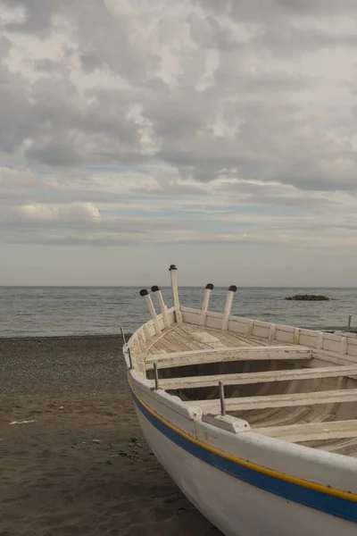 Colpo Verticale Una Barca Sulla Costa Malaga Andalusia Spagna Una — Foto Stock