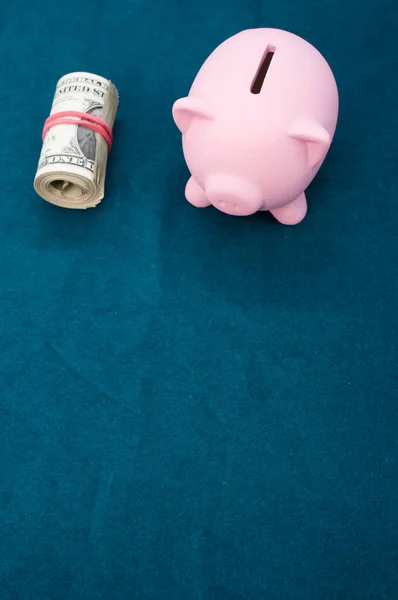 Tiro Vertical Uma Caixa Dinheiro Porco Dinheiro Fundo Azul Escuro — Fotografia de Stock