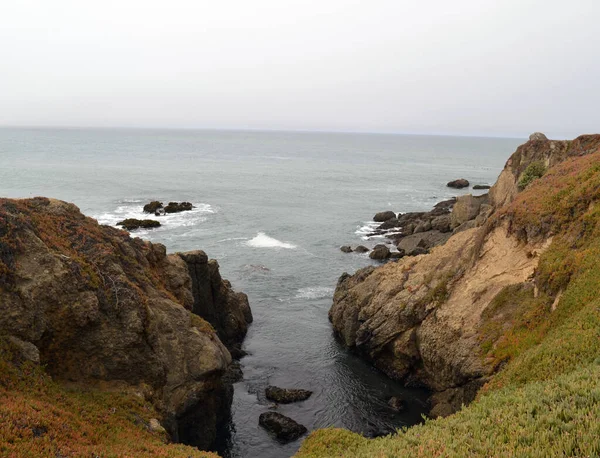 海岸地区岩石悬崖的自然景观 — 图库照片