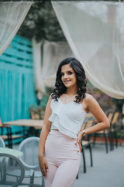 Uma Linda Fêmea Uma Roupa Rosa Branca Elegante Fundo Café — Fotografia de Stock