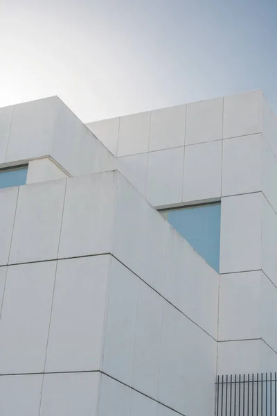 Low Angle Modern White Building — Zdjęcie stockowe