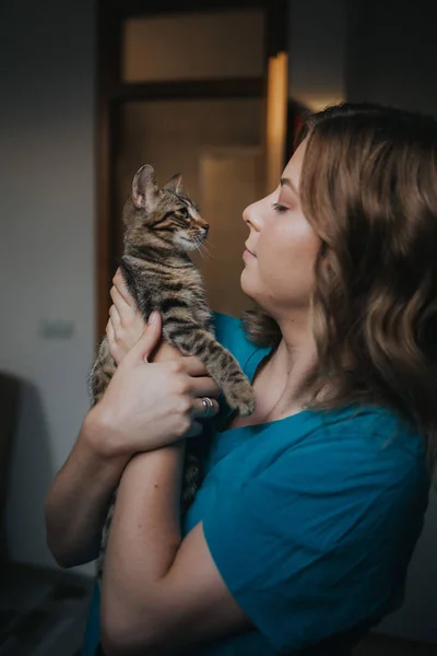 Vacker Bild Brunhårig Vit Kvinna Som Håller Bedårande Liten Kattunge — Stockfoto