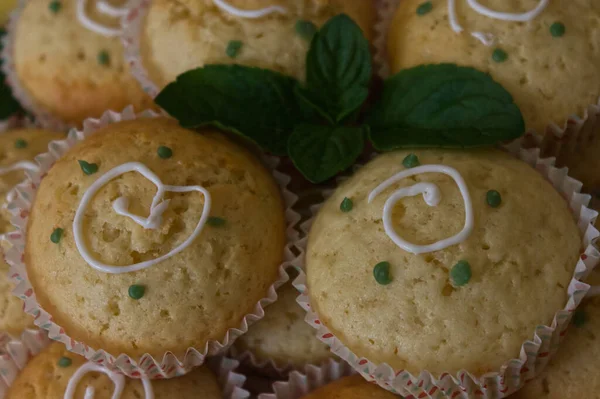 Close Deliciosos Muffins Lindamente Decorados Com Folhas Hortelã — Fotografia de Stock