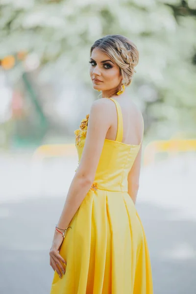 Retrato Vertical Una Hermosa Rubia Caucásica Con Elegante Vestido Amarillo —  Fotos de Stock