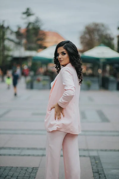 Uma Linda Fêmea Uma Roupa Rosa Branca Elegante Fundo Parque — Fotografia de Stock