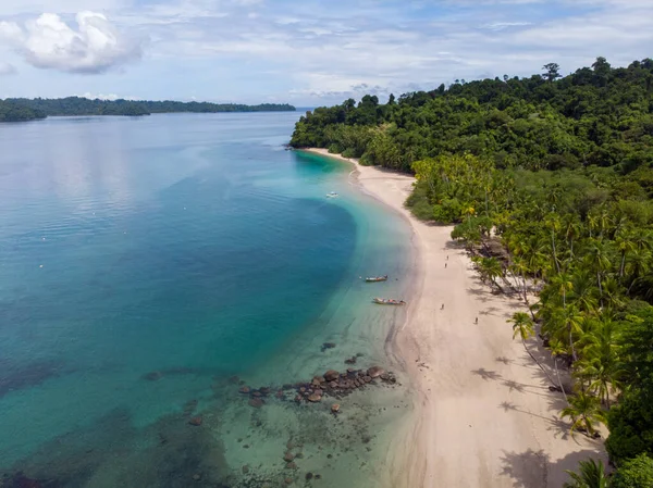 Una Vista Aérea Playa Bañada Por Agua Azul Del Océano — Foto de Stock
