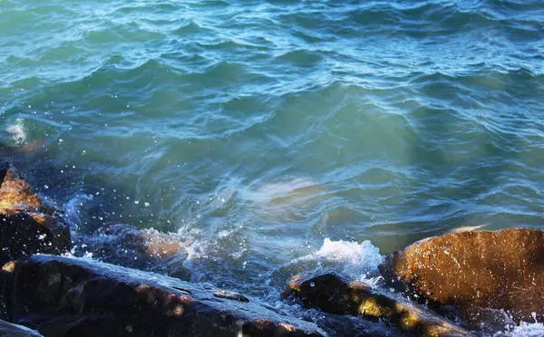 Zbliżenie Fal Morskich Uderzających Skały Plaży — Zdjęcie stockowe