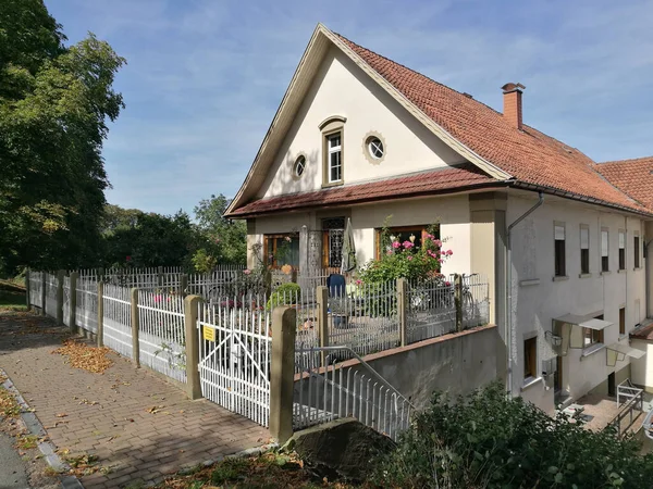 Ein Gemütliches Landhaus Mit Rotem Ziegeldach Und Eingezäuntem Hof — Stockfoto