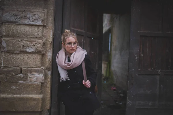 Beautiful Shot Blonde Girl Wearing Glasses Winter Coat Scarf Door — 스톡 사진