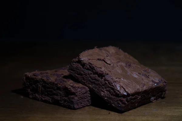 Dos Trozos Pastel Chocolate Sobre Fondo Oscuro — Foto de Stock