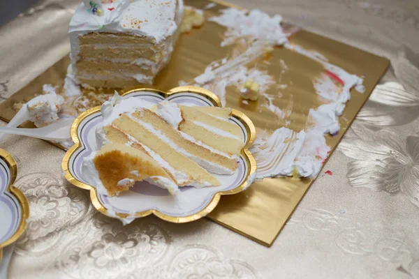 テーブルの上の誕生日ケーキの作品のトップビュー — ストック写真