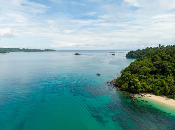 インドネシアの青い曇り空の下での海の美しいショット — ストック写真