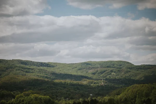 Красивый Пейзаж Лесистыми Горами Облачным Небом — стоковое фото