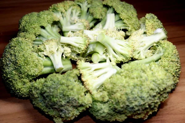 Primo Piano Pezzi Broccoli Sani Tavolo Legno — Foto Stock