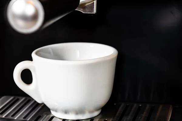 Primo Piano Una Tazza Una Macchina Caffè Che Riempie Espresso — Foto Stock