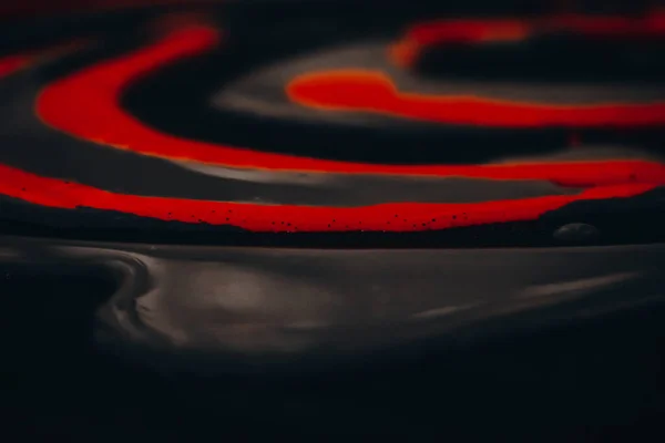 Κοντινό Πλάνο Δημιουργικής Μαρμάρινης Ζωγραφικής Κόκκινες Και Μαύρες Μικτές Μπογιές — Φωτογραφία Αρχείου
