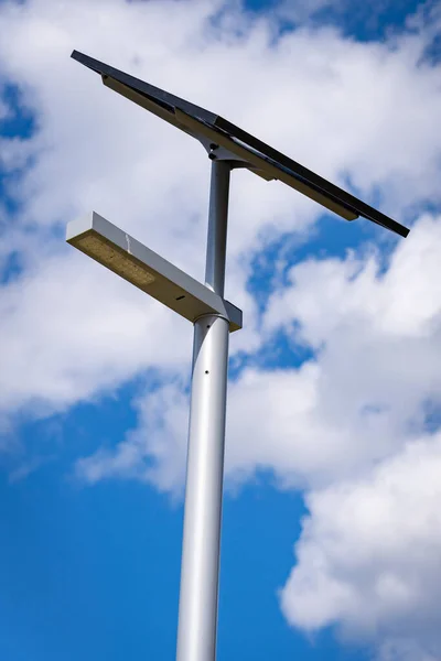 用太阳能板在多云的天空下垂直拍摄的街灯 — 图库照片