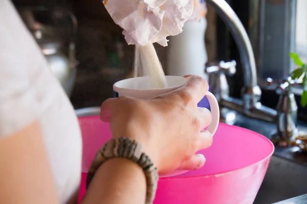 Une Femelle Versant Farine Dans Une Tasse — Photo