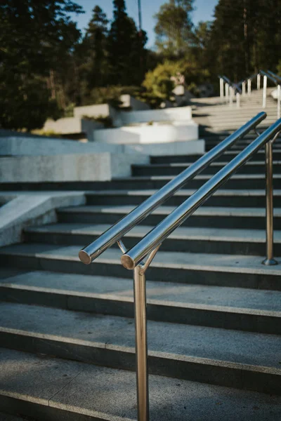 階段近くの金属製の手すりの垂直ショット — ストック写真