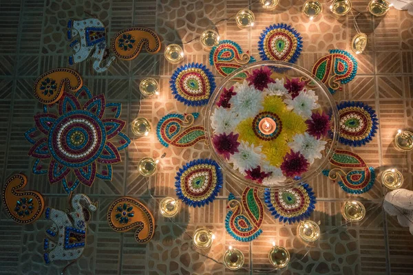 Het Bovenste Uitzicht Van Kleurrijke Rangoli Brandende Kaarsen — Stockfoto