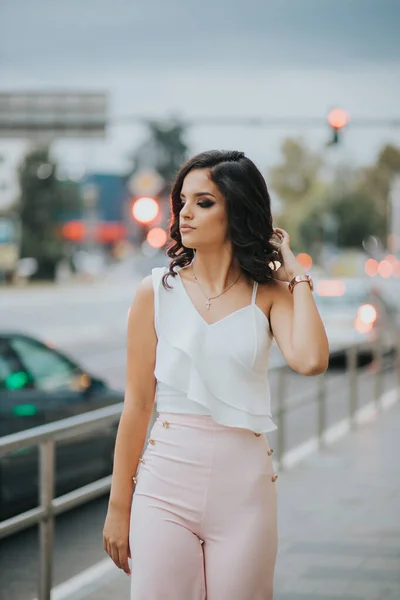 Uma Linda Fêmea Uma Roupa Rosa Branca Elegante Andando Uma — Fotografia de Stock