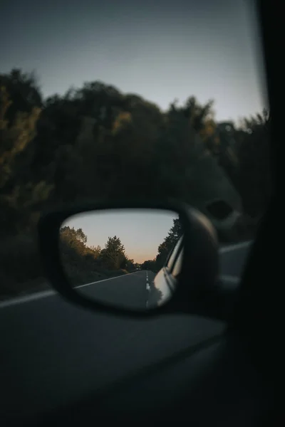 Вертикальный Снимок Бокового Зеркала Автомобиля Отражением Дороги Нем — стоковое фото