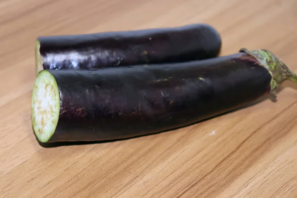 Närbild Friska Skär Aubergine Ett Träbord — Stockfoto