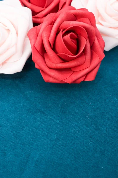 Tiro Vertical Flores Brancas Vermelhas Fundo Azul Escuro — Fotografia de Stock